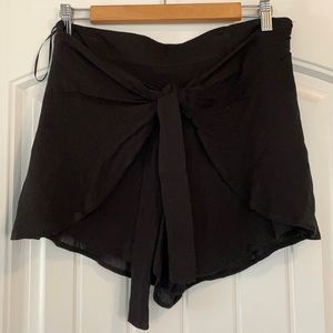 Entro black flowy tie front shorts L